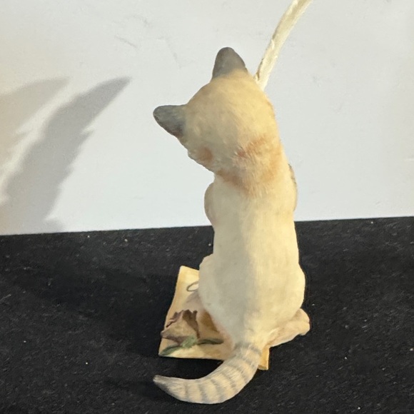 Country Artists Love Story" figurine, a realistic kitten with a feather - Picture 7 of 11